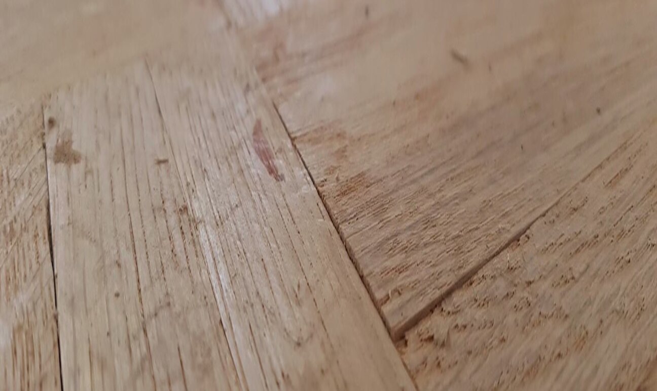 Nahaufnahme eines frisch geschliffenen Parkettbodens