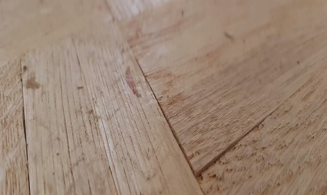 Nahaufnahme eines frisch geschliffenen Parkettbodens
