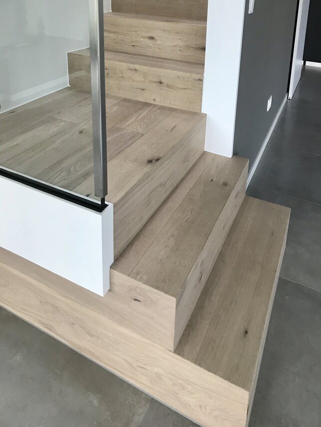 Treppe mit Eiche Rustikal weis geölt verkleidet Mit weiß geölter rustikaler Eiche verkleidete Treppe