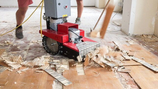 RO2 Rückbau, Parkett aufnehmen, Parkett entfernen ROLL RO-2 beim Rückbau von verklebtem Parkett