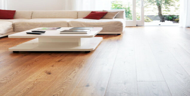 Designboden in Eiche-Landhausdielenoptik