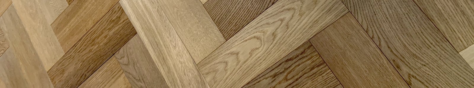 Die Parkett-Oberflächen sind glatt geschliffen oder strukturiert gebürstet, zum Teil optisch wie gealtert bis hin zu historisch.