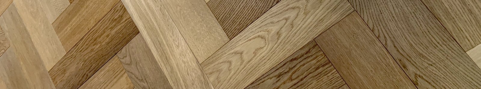Die Parkett-Oberflächen sind glatt geschliffen oder strukturiert gebürstet, zum Teil optisch wie gealtert bis hin zu historisch.