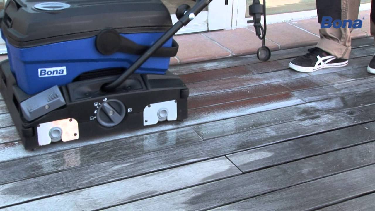 Power Scrubber bei der Reinigung einer Holzterrasse