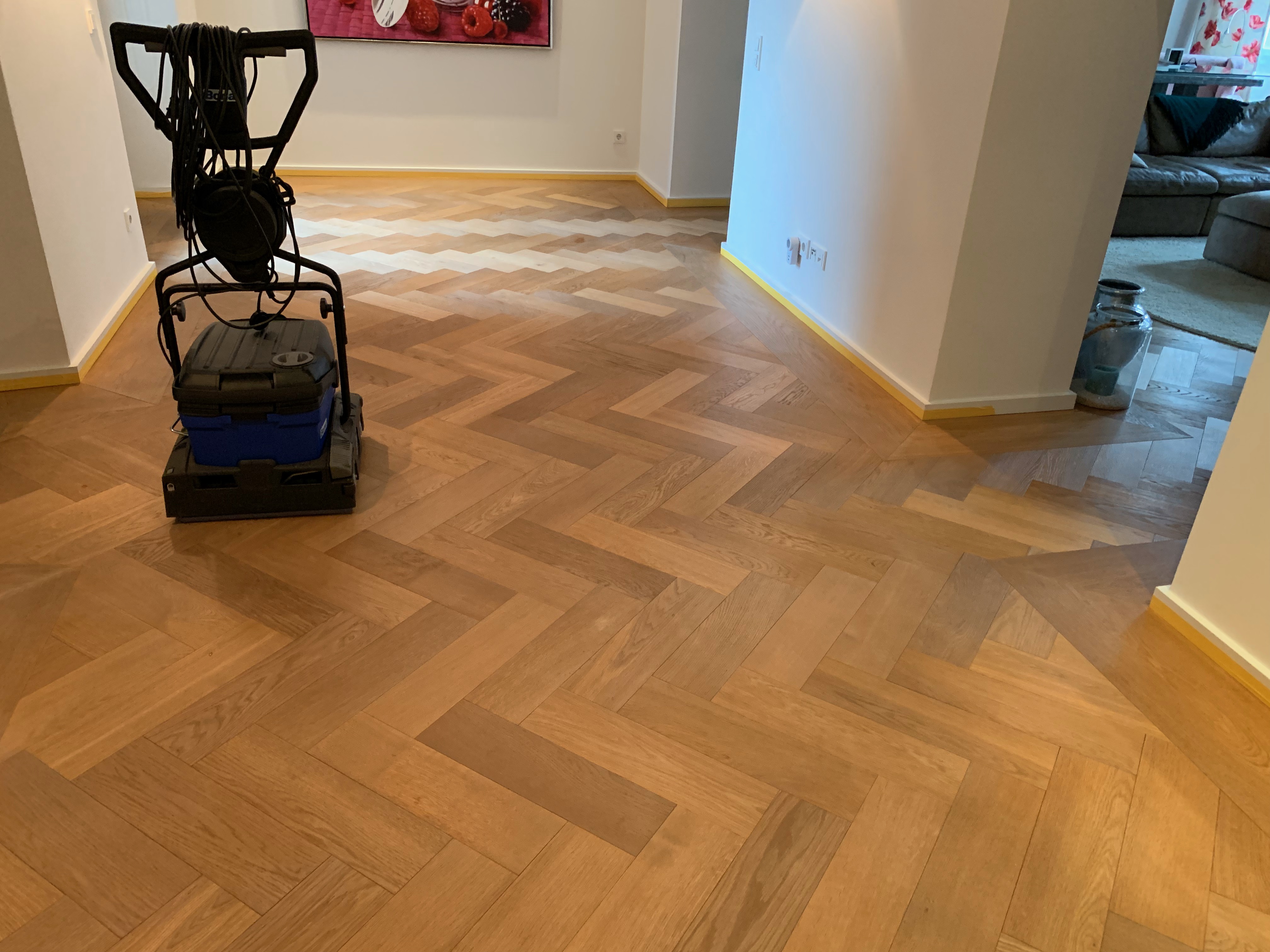 Professionelle Grundreinigung eines Parkettbodens