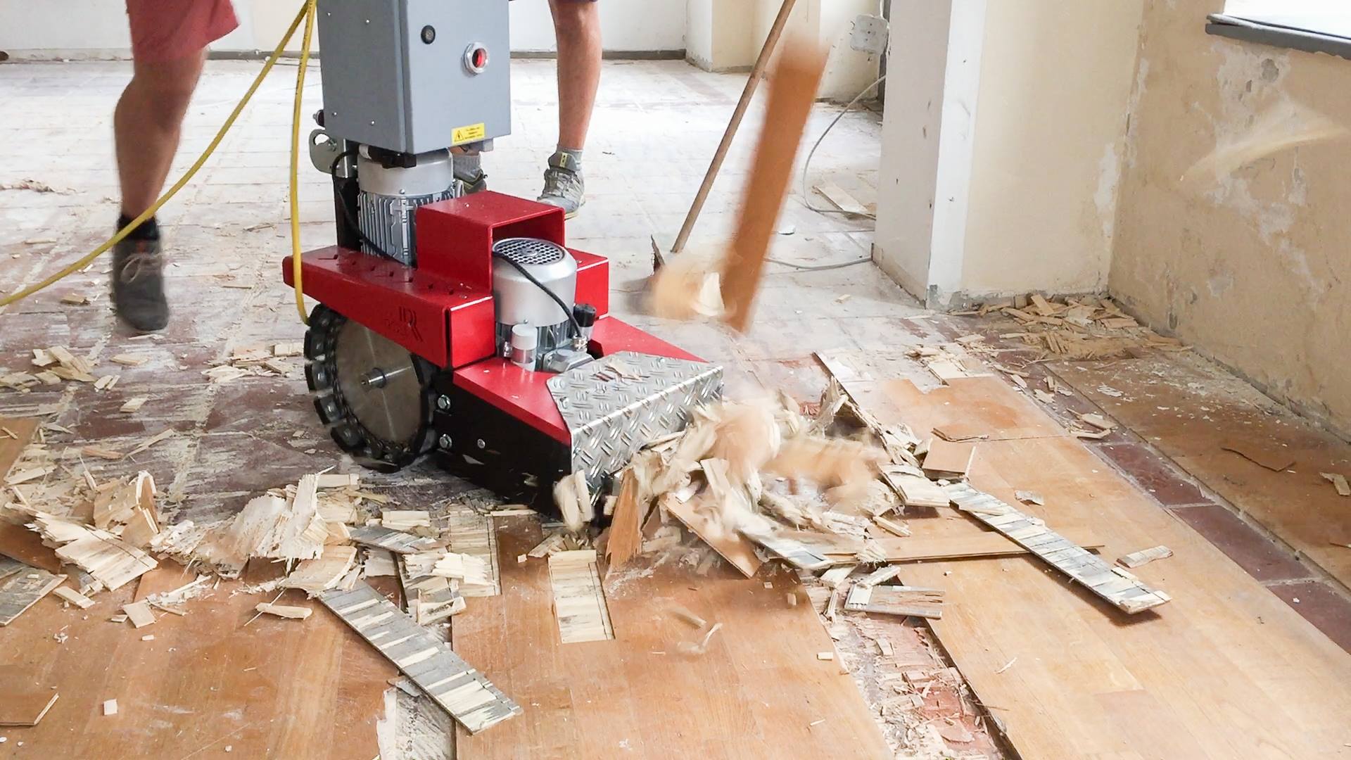 Verklebtes Parkett wird mit einer Rückbaumaschine entfernt